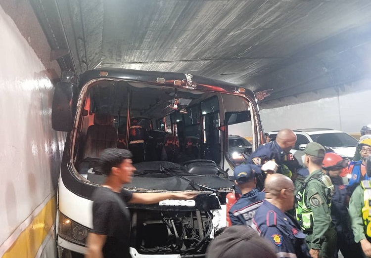 Tres lesionados al estrellarse autobús en el túnel Boquerón I sentido La Guaira (VÍDEO)