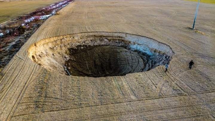 En Turquía aparece un socavón de 100 metros de diámetro