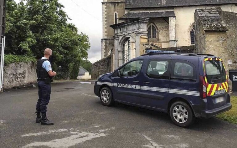 Una profesora muere apuñalada en Francia a manos de un alumno