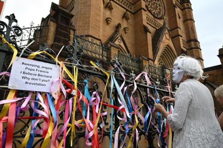 Funeral de cardenal australiano genera protestas en Sídney
