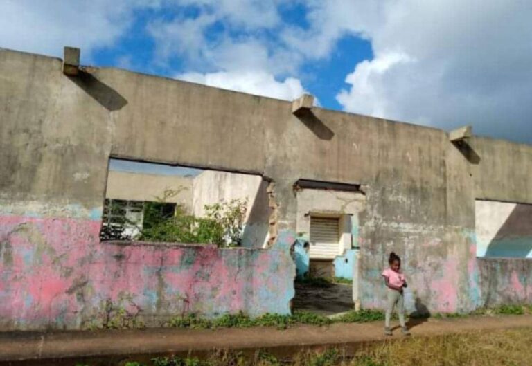 La escuela Juan Domingo en el municipio Petit quedó reducida en ruinas