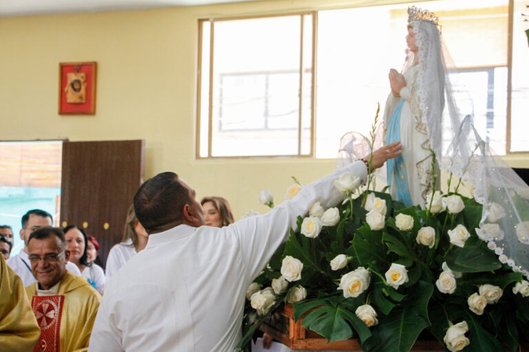 Devotos de la Virgen de Lourdes celebran su día con templo restaurado 