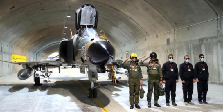 Irán revela su primera base subterránea para aviones caza
