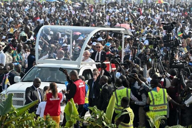 Más de un millón de fieles asisten a misa del papa en la capital de RD Congo