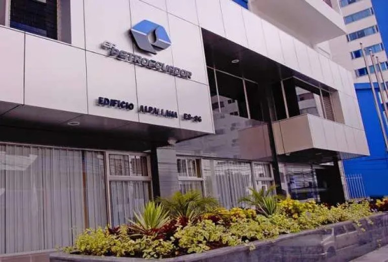 Fiscales de Ecuador allanan oficinas en Petroecuador