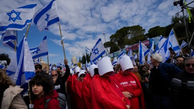 Miles de israelíes protestan contra reforma judicial