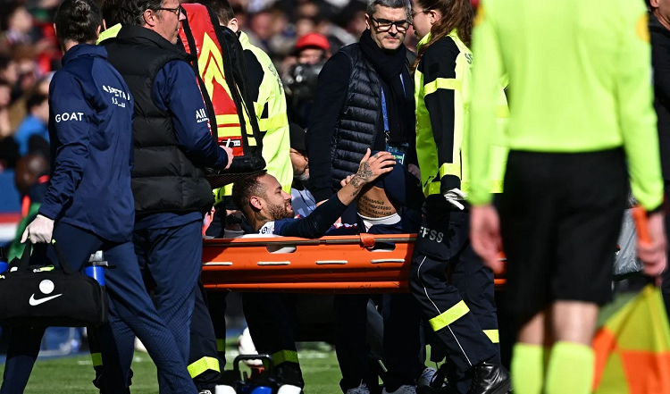 PSG confirmó que Neymar sufre otra lesión en el tobillo