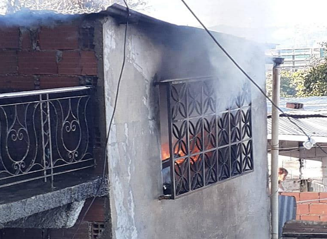 Una mujer y dos niños mueren durante voraz incendio en su casa 