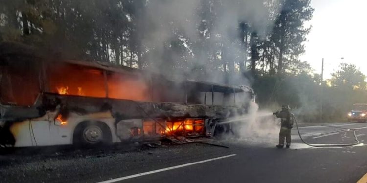 Se incendió autobús que trasladaba migrantes que cruzaron el Darién