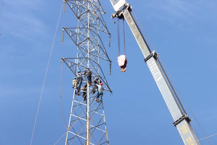Corpoelec ejecuta mantenimiento especializado a torres de transmisión  en Falcón