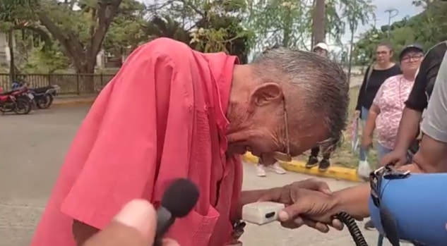 Docente rompe en llanto durante protesta: “Me estoy muriendo de hambre”