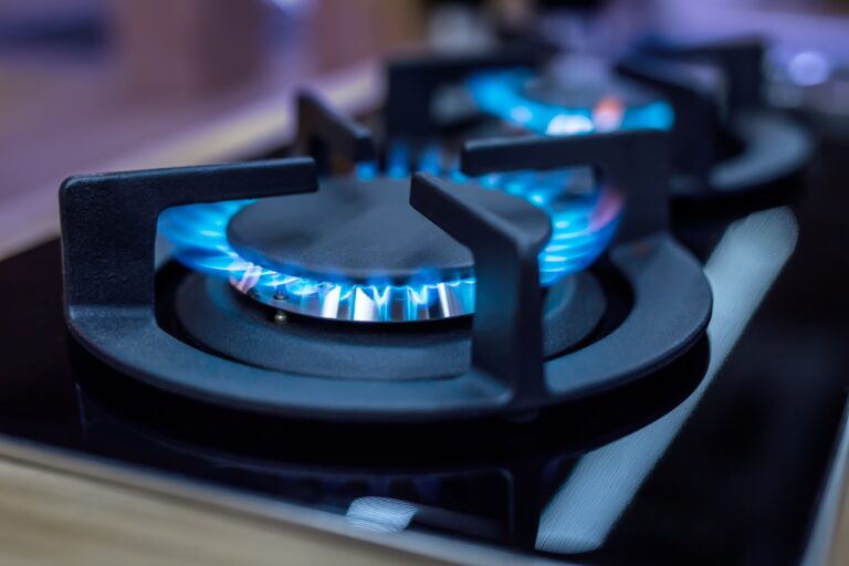 Comisión estadounidense sugiere prohibir estufas de gas: «es un peligro oculto»