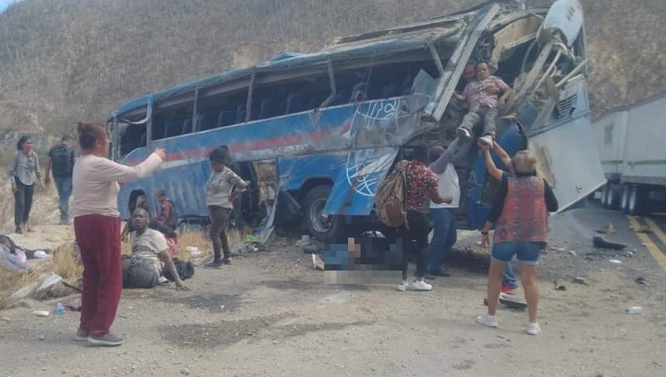 Colombianos y venezolanos viajaban en autobús volcado que dejó 15 muertos en México