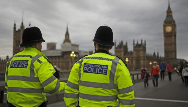 Por cometer decenas de violaciones, condenan a cadena perpetua a un policía inglés