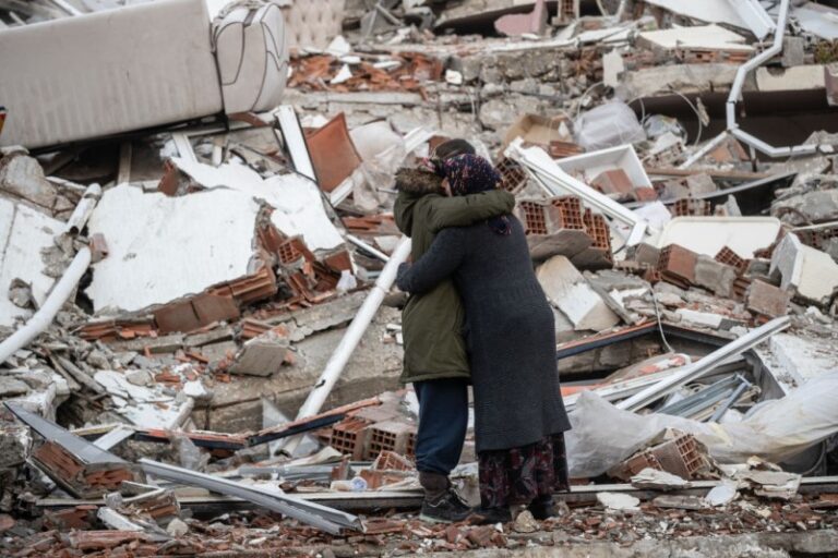 Las víctimas por el sismo en Siria y Turquía superan las 17.100