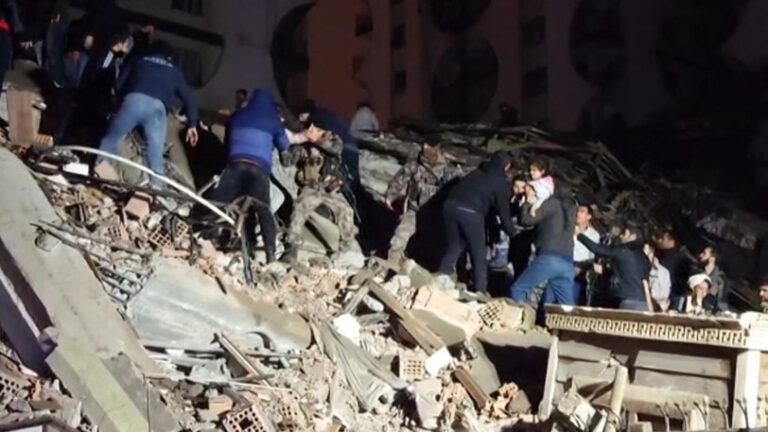 Más de 300 muertos por potente terremoto en Turquía y Siria