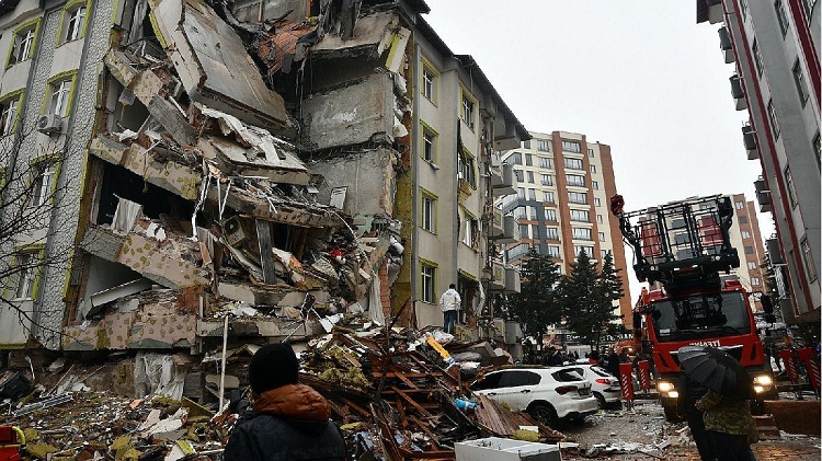 Más de 3.500 fallecidos y al menos 15.000 heridos en el terremoto de Turquía y Siria