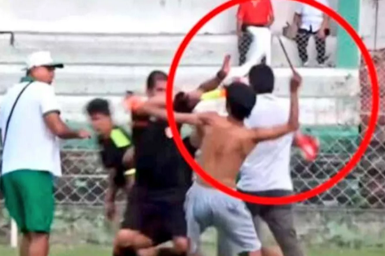 Árbitro fue atacado con machete por un hincha en partido de fútbol