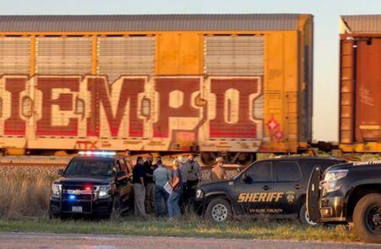 Policía de Texas encuentra dos migrantes hacinados en un vagón y otros 13 al borde de la asfixia
