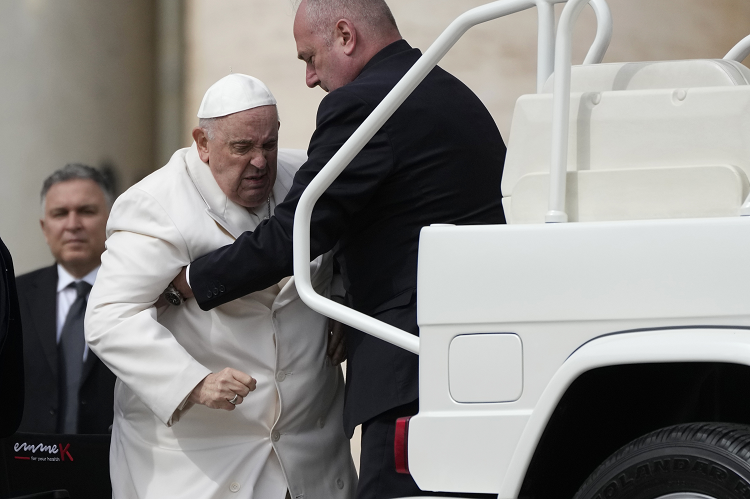 Vaticano: Papa Francisco permanecerá hospitalizado para tratar infección pulmonar