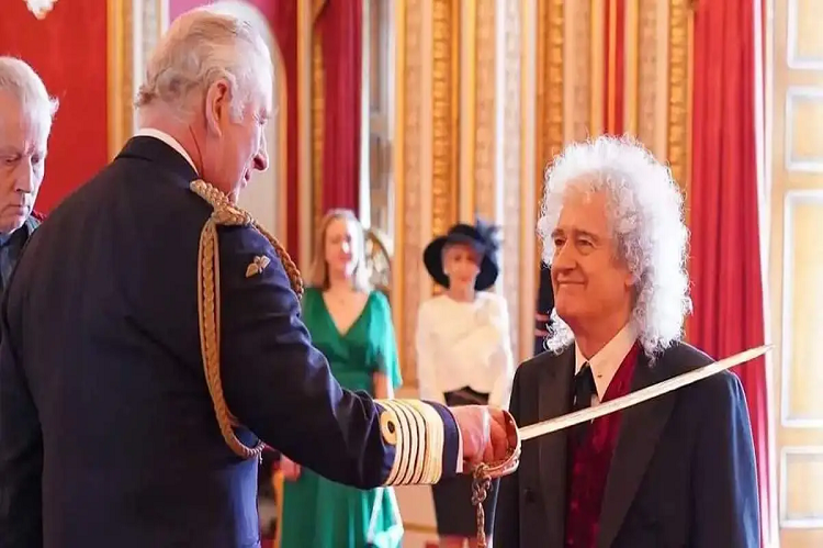 Guitarrista de Queen, recibe el título de “caballero” de manos del Rey Carlos III