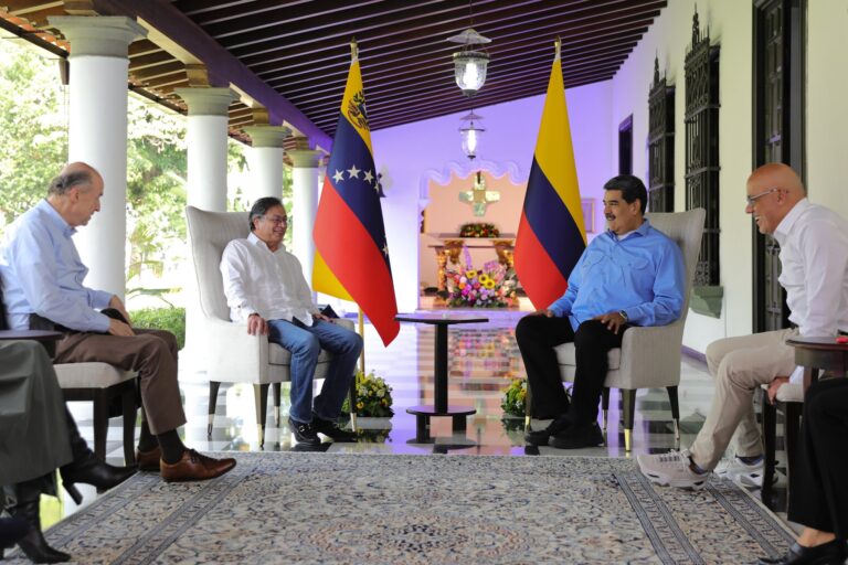 Maduro calificó de productivo encuentro con Petro