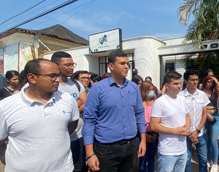 Paraguaneros se trasladan a Coro para inscribirse en el registro electoral
