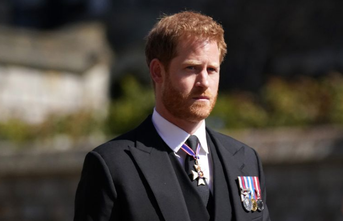 El príncipe Harry aseguró que siempre se sintió «distinto» en la familia real