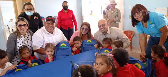 Reinauguran la escuela «Narciso Antonio García» de Santa Ana y entregan útiles escolares a los estudiantes