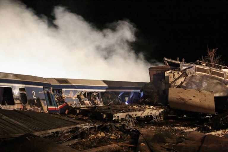 Más de 30 muertos deja accidente de tren de pasajeros en Grecia