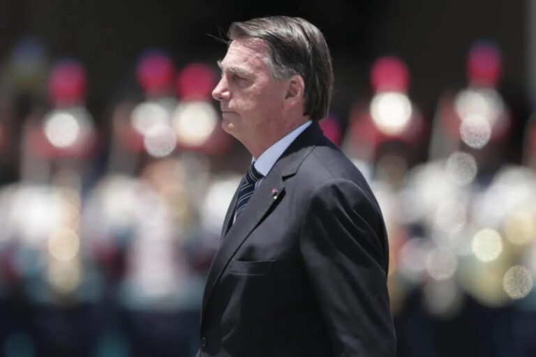 Bolsonaro regresa a Brasil después de tres meses en Estados Unidos