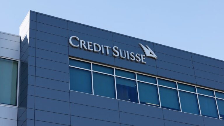Credit Suisse se recupera en la bolsa tras el apoyo del banco central suizo