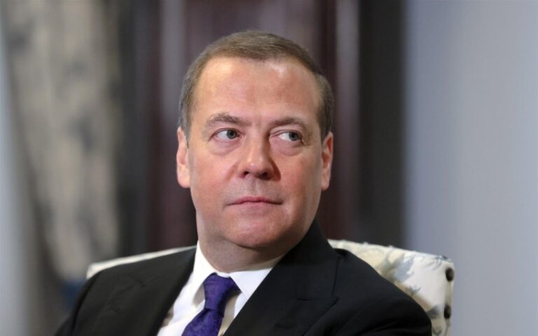 Arrestar a Putin equivaldría a «declarar la guerra» a Rusia, advierte Medvedev