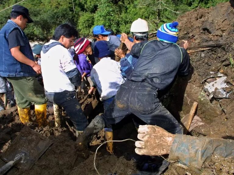 Al menos 16 muertos causa un deslizamiento de tierra en el sur de Ecuador