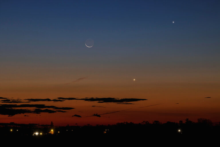 Hoy #02Mar se podrá ver el ‘beso celestial’ entre la Luna, Júpiter y Venus