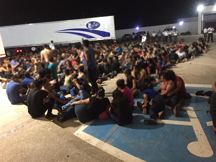 Más de 300 migrantes fueron abandonados dentro de contenedor en México