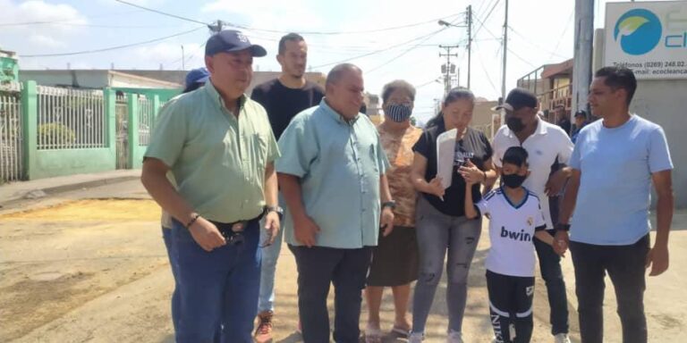 Reparan fugas de agua y corrigen vialidad en la calle Girardot de Punto Fijo