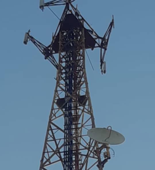 A punto de desprenderse torre y antena de Cantv en Moruy
