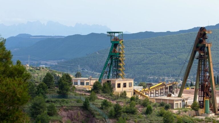 Un accidente en una mina en España deja tres personas atrapadas a 900 metros de profundidad