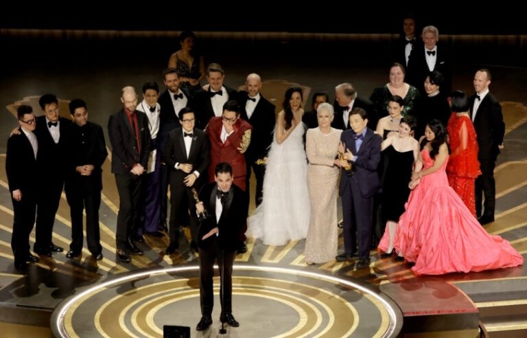 «Todo en todas partes al mismo tiempo» triunfa en los Óscar