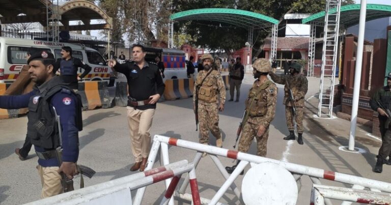 Atentado suicida mata a varios policías en Pakistán
