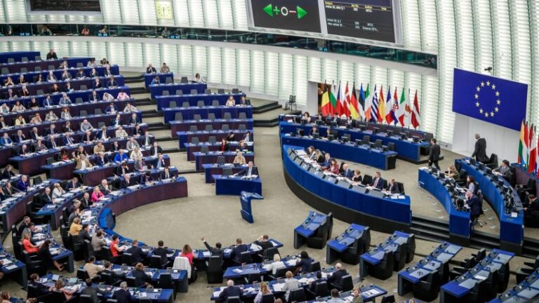 El Parlamento Europeo aprueba normas para reducir la diferencia salarial entre hombres y mujeres