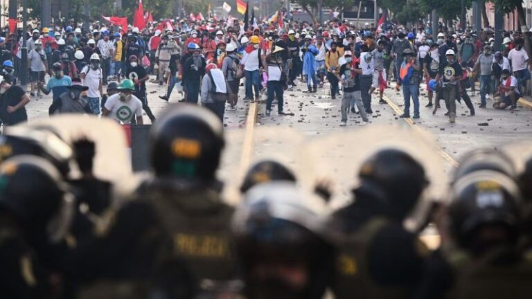 Sustituyen a ocho generales en Perú vinculados a la brutal represión de las protestas