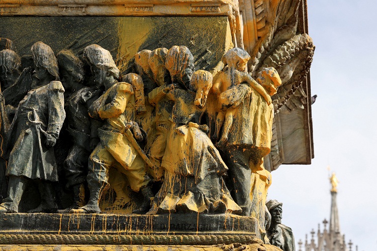 Ecologistas vandalizan estatua del Duomo de Milán