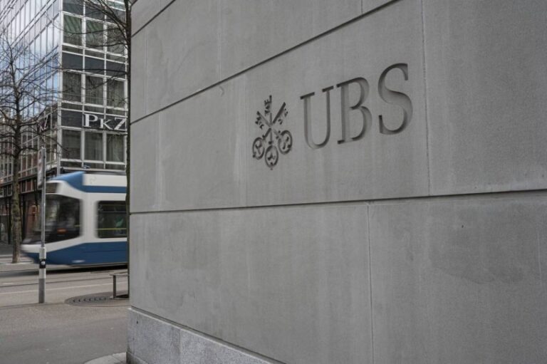 Las acciones del banco UBS se hunden en bolsa tras comprar a su rival Credit Suisse