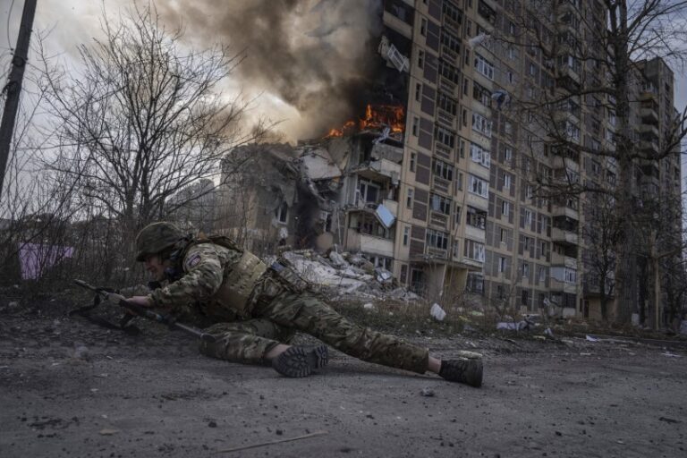 Ucrania evacúa a empleados de la ciudad de Avdiivka, en el frente de batalla