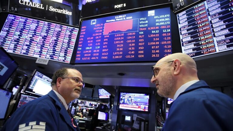 Wall Street experimenta gran volatilidad, varios bancos regionales caen