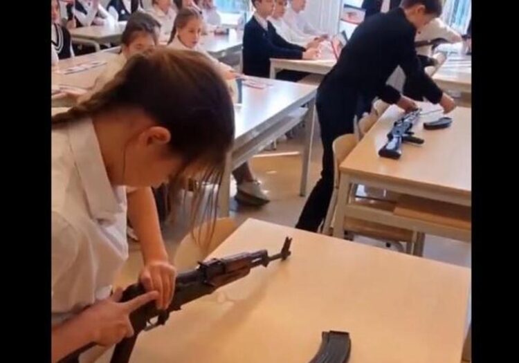 Niños rusos en el colegio cambian libros por armas de fuego