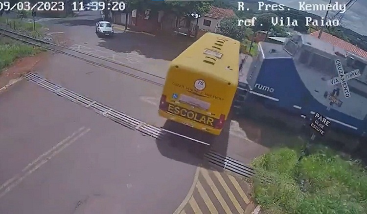 Autobús de colegio de educación especial fue embestido por un tren en Brasil. Dos niñas murieron