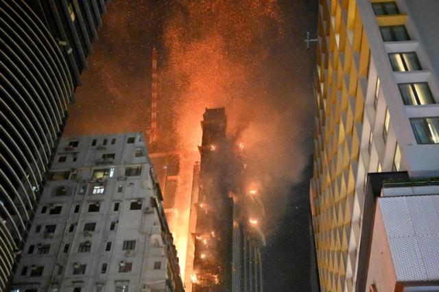 Incendio en enorme rascacielos en Hong Kong deja al menos dos heridos